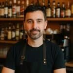 Retrato de Javier Ruiz, propietario de un bar en Marbella que recuperó casi 10.000 euros gracias a Reclama Energías.